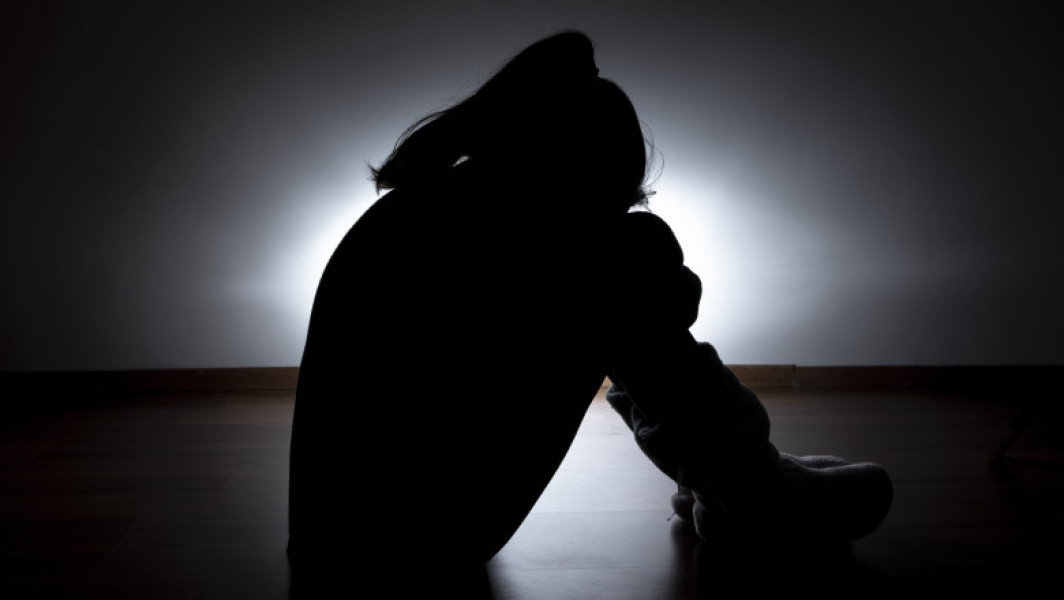 O fetiță de 13 ani din Caracal, șantajată și violată de un vecin de 50 de ani, arestat pentru infracțiunile sale. Reținut timp de 24 de ore pentru viol și șantaj asupra minorului.