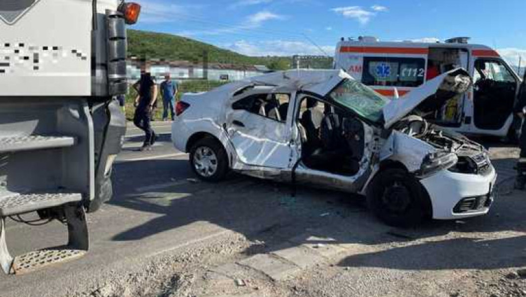 Accident grav în Alba: Un bărbat resuscitat și doi transportați la spital după impactul unei mașini cu un TIR pe DN 1 C