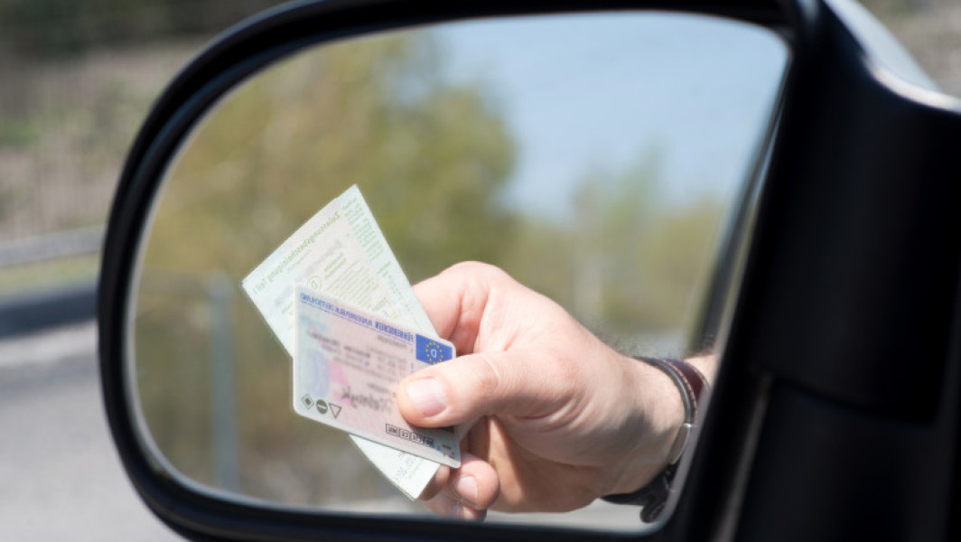 Șoferul din Satu Mare, prins cu permis de condus fals cumpărat online. Hârtia era aparentă, Livrarea a fost făcută prin poștă.
