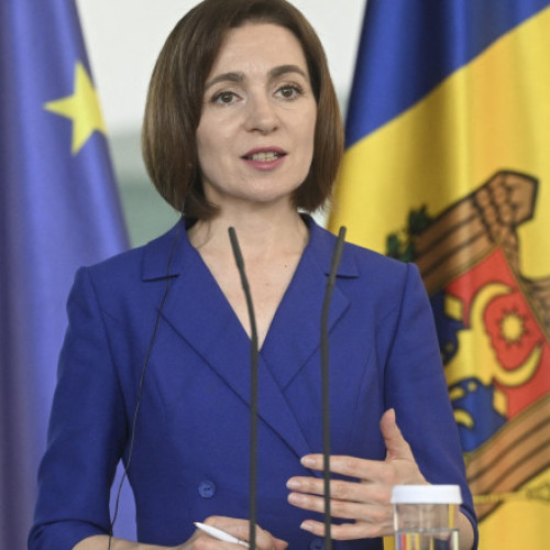 Maia Sandu este favorita pentru un nou mandat de presedinta a Republicii Moldova, conform unui sondaj de opinie recent. Partidul Actiune si Solidaritate (PAS), care o sustine pe Sandu, ar castiga cele mai multe locuri in Parlament, potrivit aceluiasi studiu.