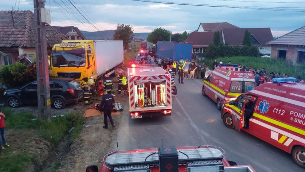 FOTO. Accident grav în judeţul Mureş: Au fost implicate două camioane şi un autoturism. A fost chemat un elicopter SMURD