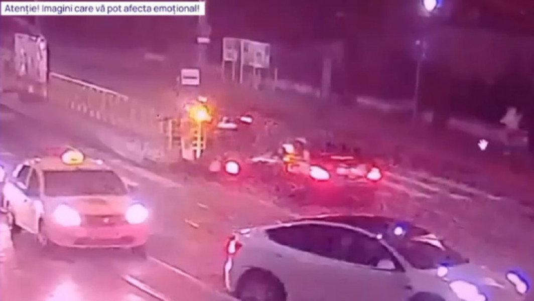 Momentul în care o femeie lovește cu mașina un motociclist cu care se certase în trafic. Imaginile filmate în zonă (VIDEO)