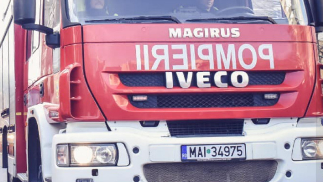 Incendiu puternic într-o clădire din București. Pompierii au intervenit cu opt autospeciale de stingere