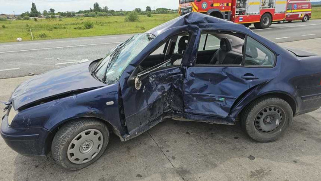 Accident grav: Un şofer care nu a acordat prioritate a murit după ce mașina pe care o conducea a fost izbită de o motocicletă