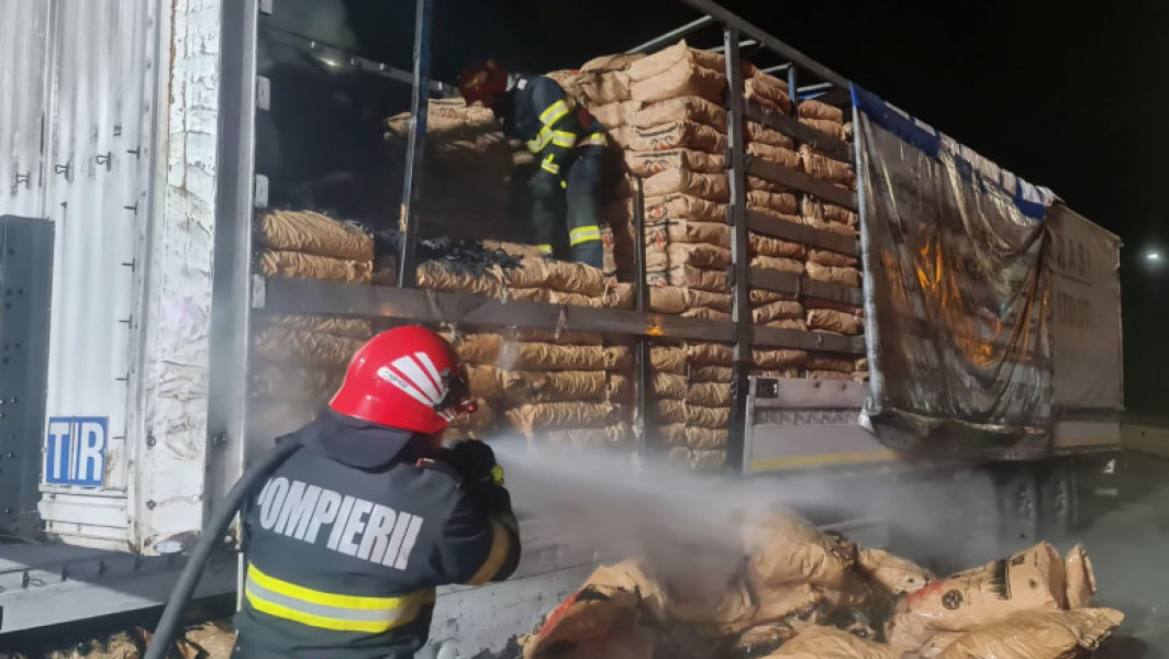 TIR cu cărbuni pentru grătar a ars la Vama Giurgiu