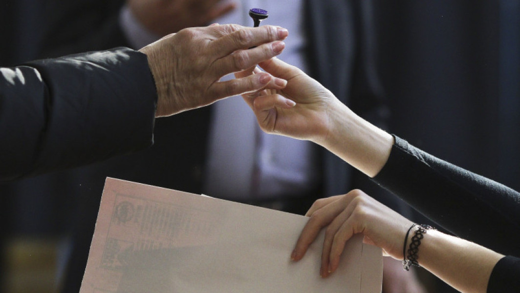 Valid title.

"Românii din străinătate și turiști pot vota la europarlamentare