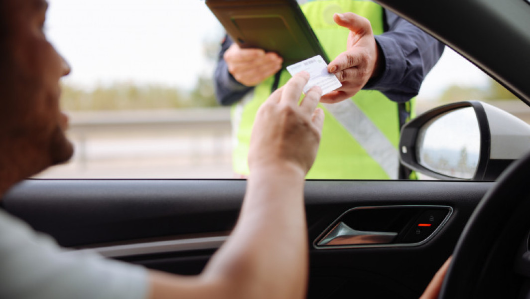 Un șofer din Argeș a fost reținut, după ce s-a legitimat cu buletinul fratelui său. Ce ascundea bărbatul