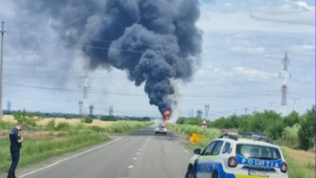 O cisternă cu benzină şi un autoturism s-au ciocnit în Brăila. Ambele vehicule au luat foc