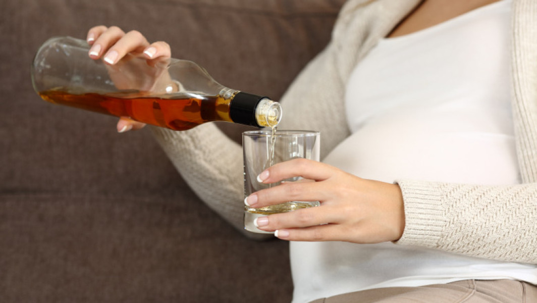 Statistici șocante: 28% dintre gravidele din România consumă alcool, bebelușii se nasc în sevraj. Medic: Efectele sunt brutale