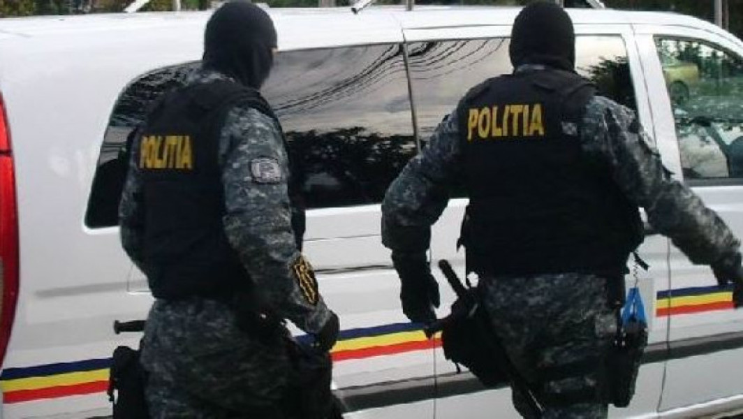 STENOGRAME O agentă de la Poliția Locală S1 a sărit pe geam ca să scape de mascați și a sunat o amică: "Vino și ia-mă! Să nu mă ridice"