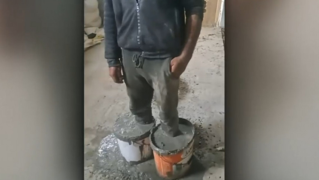Video Tortură în stil mafiot la o stână din Bacău. Proprietarul i-a turnat picioarele în beton unui cioban, ca să nu-l denunțe la poliție