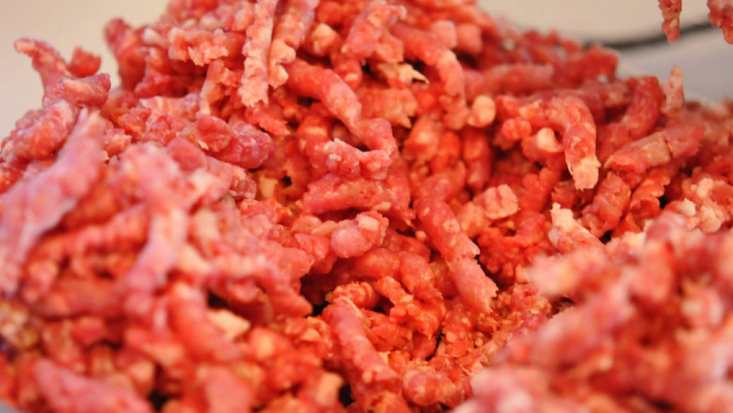 Auchan recheamă carne tocată din cauza unei posibile contaminări