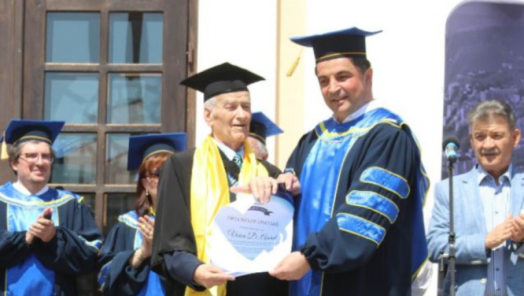 Un fost primar din Cugir a terminat masteratul la 89 de ani