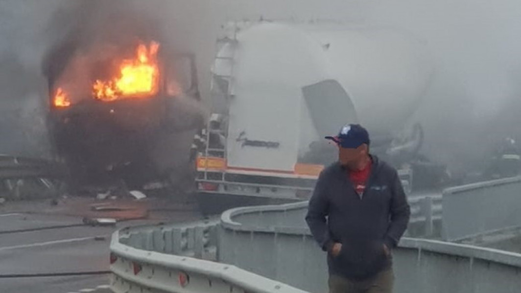 Accident grav la Ceica: O cisternă și un camion au luat foc după impact