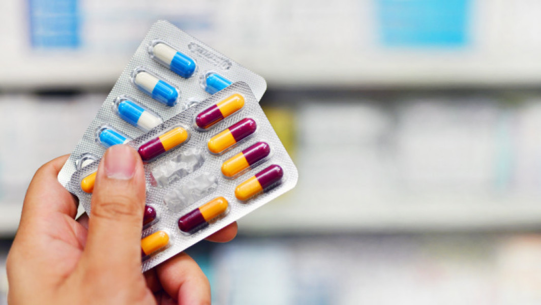 Sfaturi pentru vacanță: atenție la medicamentele din bagaj