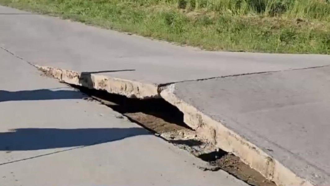 Drum din Gorj distrus de căldura extremă: Plăcile de beton s-au dilatat, provocând accidente