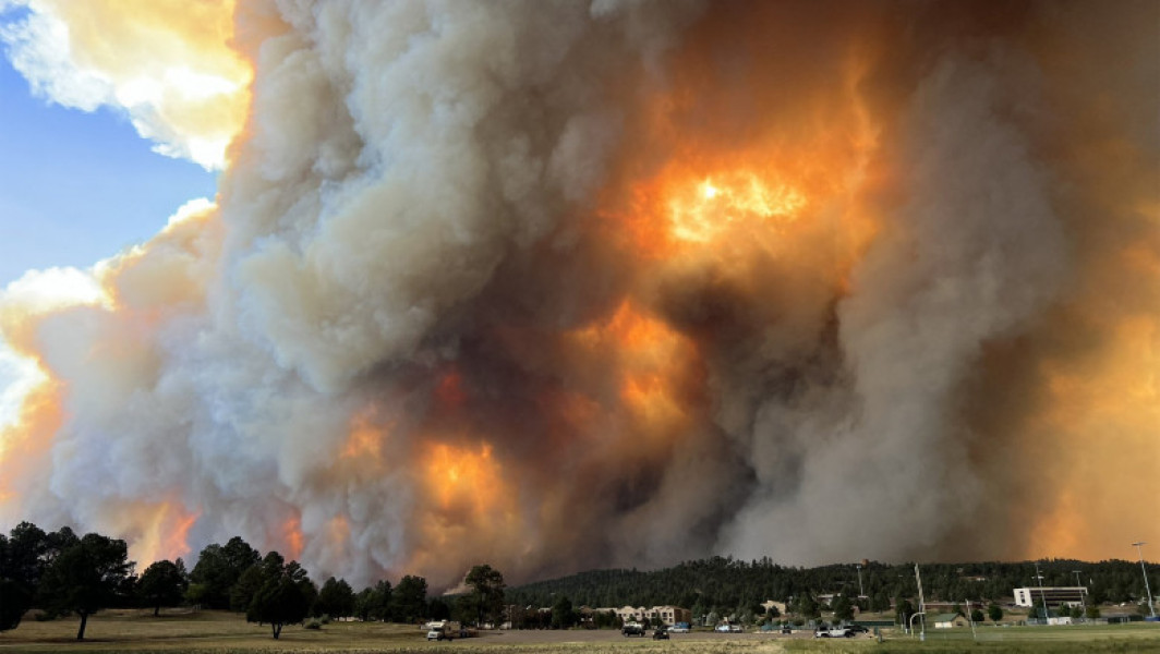 Două incendii masive provoacă evacuarea a mii de oameni în New Mexico și California