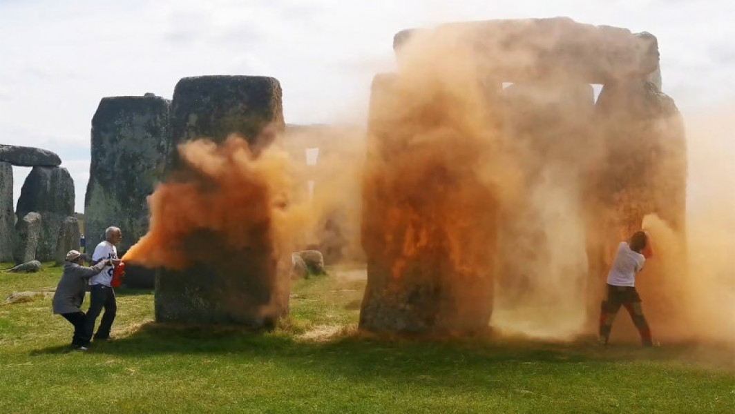Protest la Stonehenge: Activisti de mediu acopera structura cu vopsea portocalie