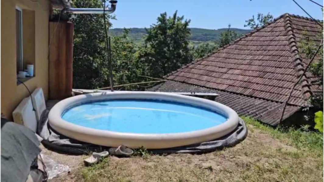 Tragedie la Cluj: Trei membri ai unei familii găsiți decedați lângă o piscină gonflabilă
