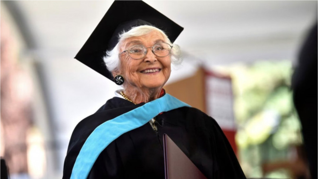 O femeie de 105 ani obține diploma de master după 83 de ani de așteptare