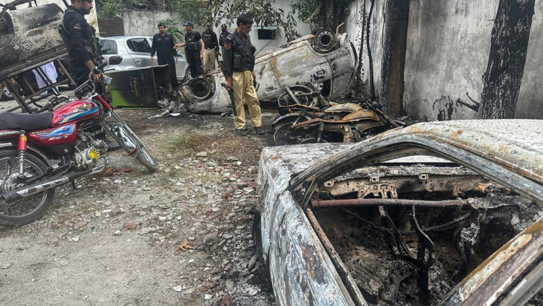 Turist Incendiat de Mulțime Furioasă în Pakistan din Cauza Acuzelor de Blasfemie