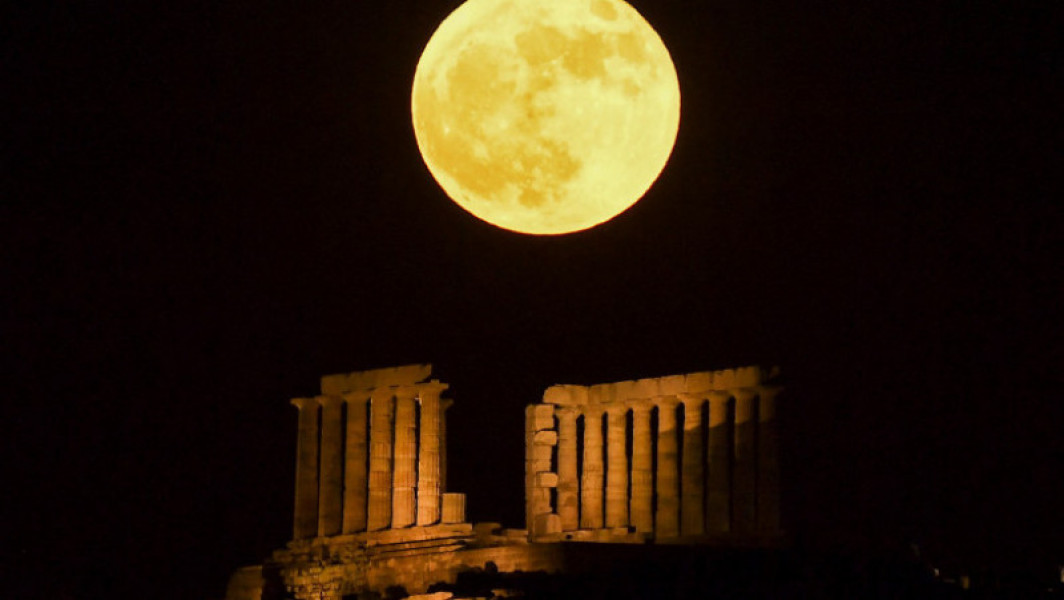 Luna Zmeurie a fermecat cerul deasupra Templului lui Poseidon