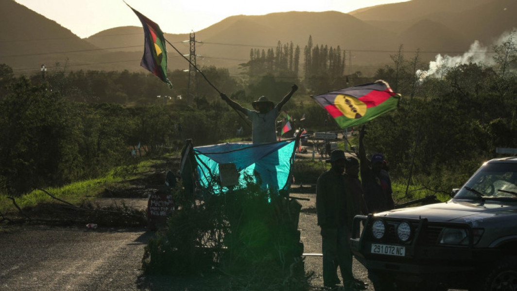 Incendii și ciocniri violente în Noua Caledonie