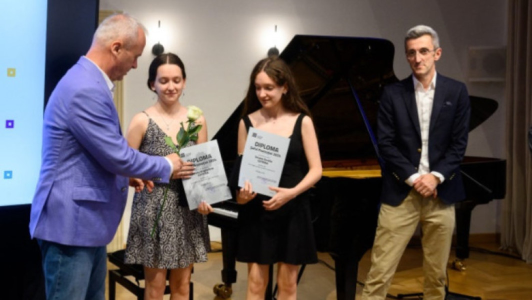 Premiere la Universitatea Transilvania din Brașov: gemenele devin șefe de promoție
