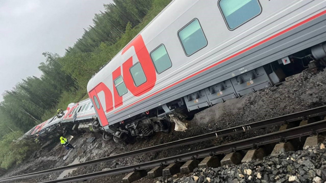 20 de persoane rănite în urma deraierii unui tren în nordul Rusiei