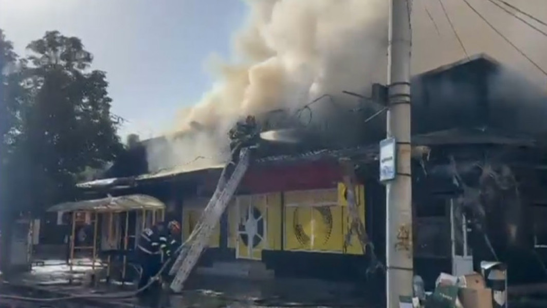 Alertă în Ploiești: incendiu puternic la un complex de magazine și firme