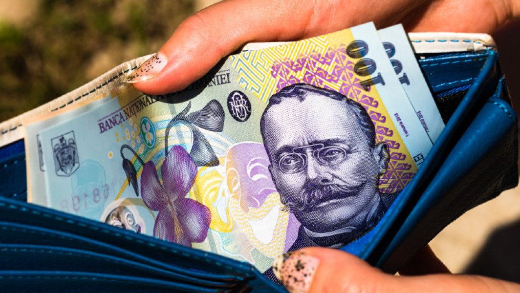 Tot mai mulți români încearcă să economisească bani, dar se confruntă cu dificultăți