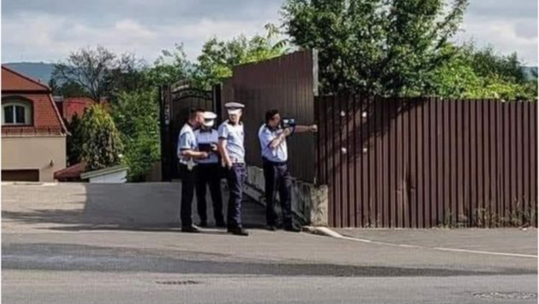 O fotografie cu polițiști români ascunși după gard a devenit virală în Cluj