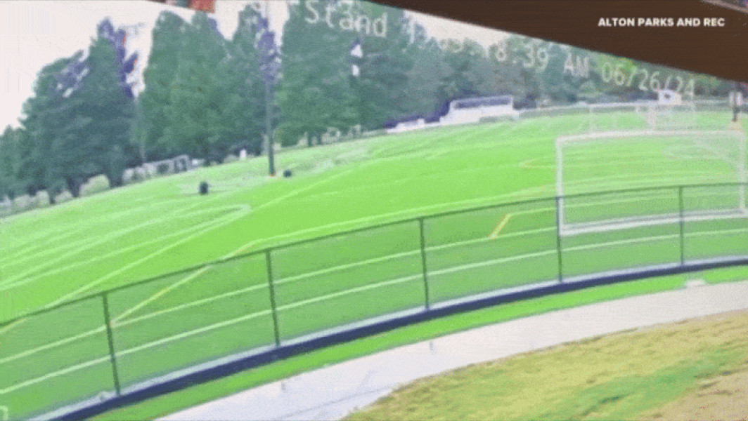 Groapă uriașă la un teren de fotbal din Illinois