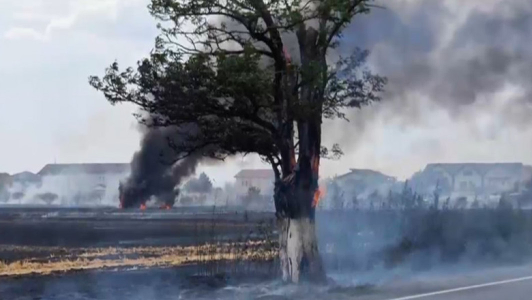 Incendiu de proporții lângă București: o mașină de pompieri cuprinsă de flăcări