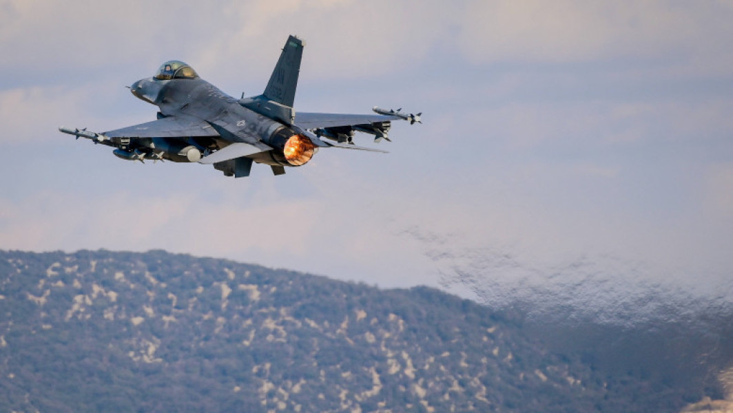 Piloți ucraineni se antrenează pe aeronave F-16 în Danemarca și SUA