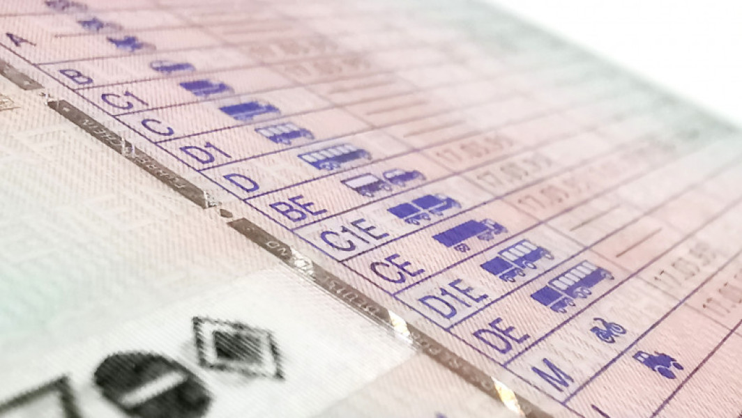 Șoferii vor fi anunțați prin SMS și e-mail înainte de expirarea permiselor de conducere