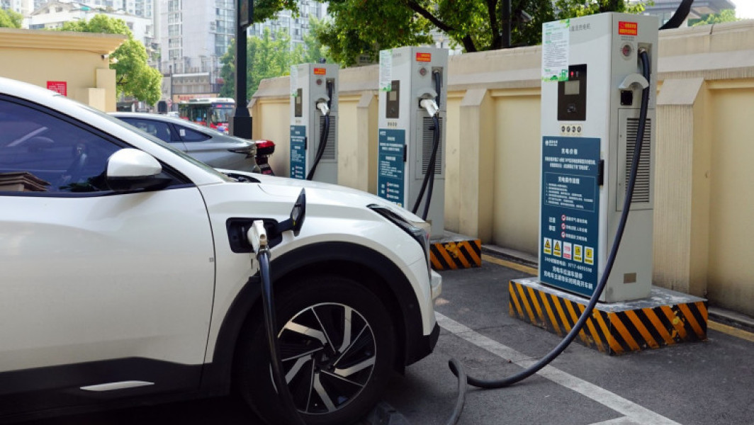 Comisia Europeană impune taxe vamale provizorii pentru vehiculele electrice din China