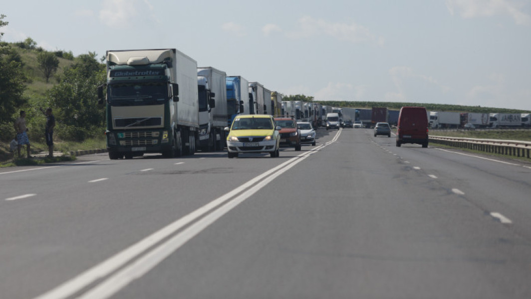 Transportatorii se revoltă din cauza închiderii Podului Giurgiu-Ruse și a DN7 Valea Oltului. „Creşte riscul de accidente”