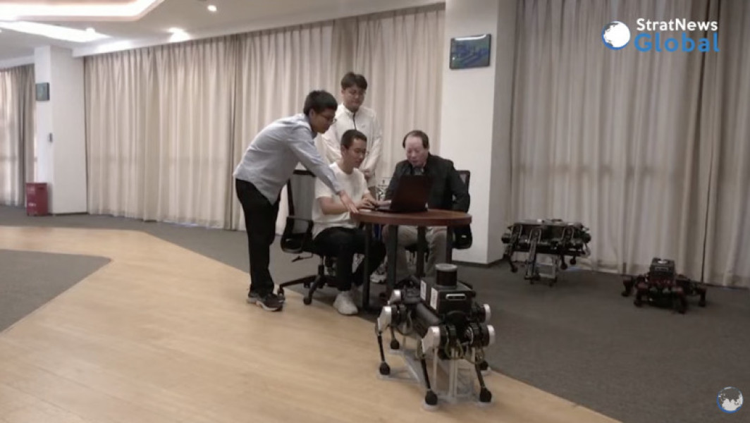 Câine-robot cu șase picioare destinat nevăzătorilor ar putea intra în producția de serie
