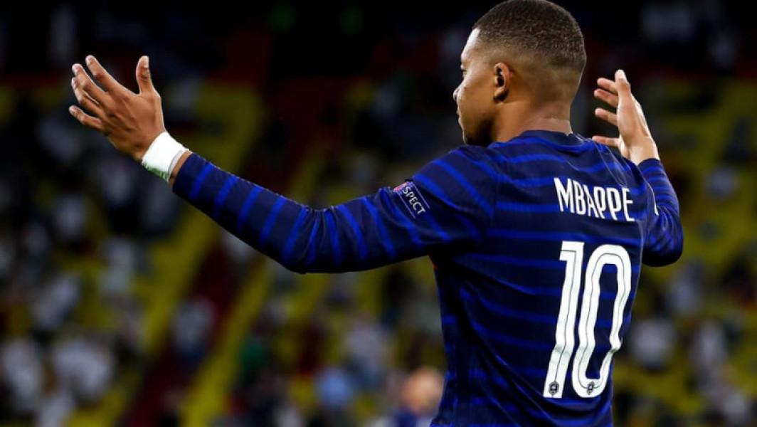 Kylian Mbappe îndeamnă alegătorii francezi să respingă extrema dreaptă la alegerile parlamentare